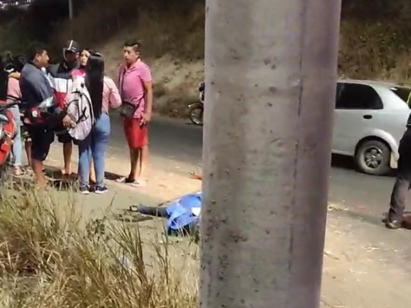 Mujer muere y su pareja queda herida tras sufrir accidente de tránsito
