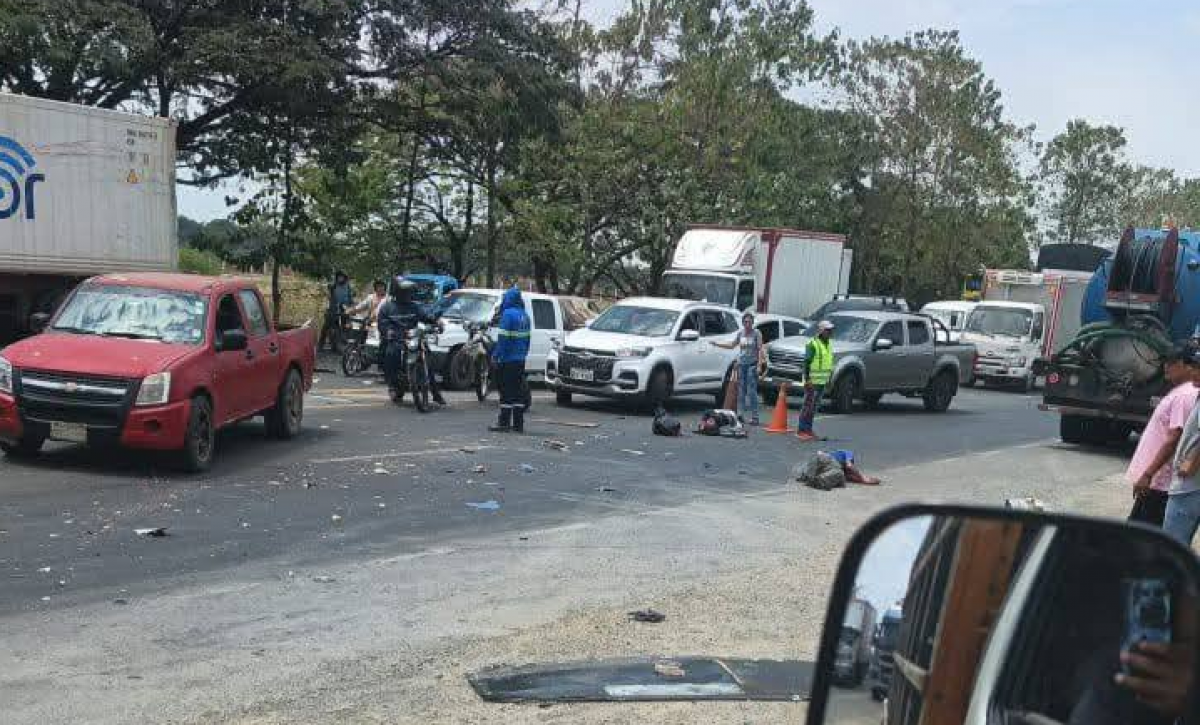 Choque entre bus y tráiler en la vía Nobol–Daule provoca víctimas y caos vehicular