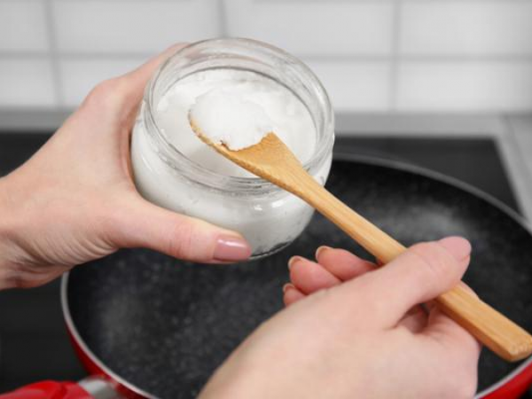 El aceite de coco es el ingrediente natural que está transformando la cocina diaria en muchos hogares