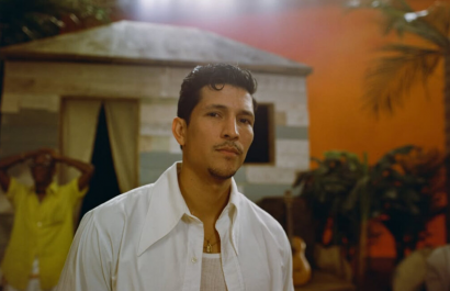 Danny Ramírez protagoniza el nuevo videoclip de Karol G inspirado en el cine mexicano