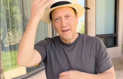 Rob Schneider recibe sombreros de paja toquilla como obsequio desde Montecristi