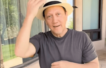 Rob Schneider recibe sombreros de paja toquilla como obsequio desde Montecristi