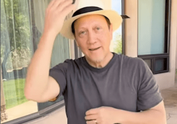 Rob Schneider recibe sombreros de paja toquilla como obsequio desde Montecristi