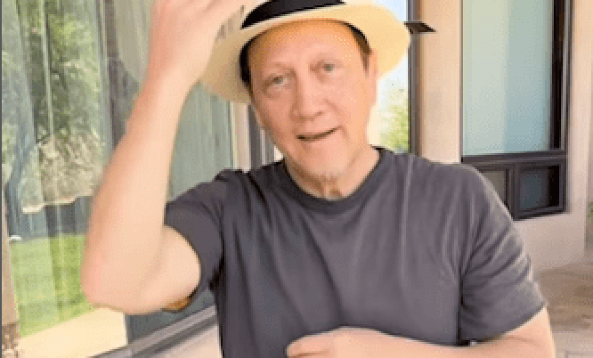 Rob Schneider recibe sombreros de paja toquilla como obsequio desde Montecristi