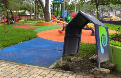 Roban tachos de basura en el recién regenerado parque Cayambe.