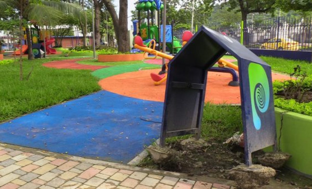 Roban tachos de basura en el recién regenerado parque Cayambe.