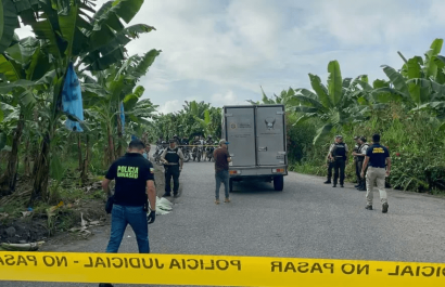 Cubre el cuerpo con hojas de banano y lo abandonan en vía rural, en Santa Rosa, El Oro