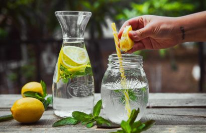 Beneficios reales del agua con limón en ayunas según expertos en salud