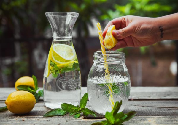 Beneficios reales del agua con limón en ayunas según expertos en salud