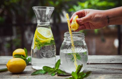 Beneficios reales del agua con limón en ayunas según expertos en salud
