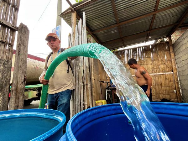 En Manta es frecuente que algunos sectores sufran desabastecimiento de agua a través de la red; en esos casos, la opción es obtener el líquido a través de tanqueros.