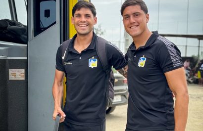 El defensa argentino Mateo Burdisso (der) será baja en Delfín SC por acumulación de tarjetas amarillas. FOTO: DelfinSC.