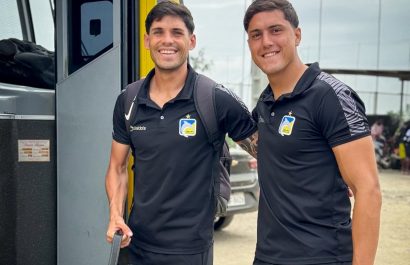 El defensa argentino Mateo Burdisso (der) será baja en Delfín SC por acumulación de tarjetas amarillas. FOTO: DelfinSC.