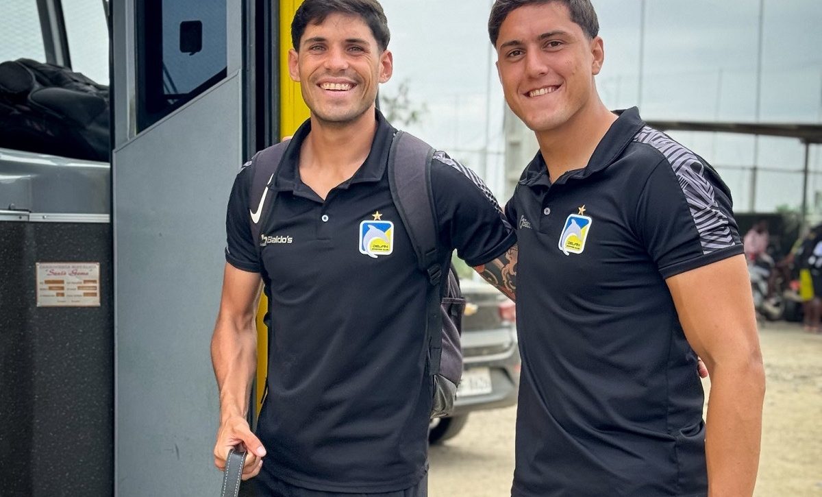 El defensa argentino Mateo Burdisso (der) será baja en Delfín SC por acumulación de tarjetas amarillas. FOTO: DelfinSC.