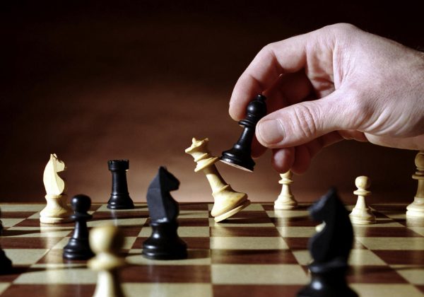 Talibanes prohíben el ajedrez en Afganistán por considerarlo juego de apuestas