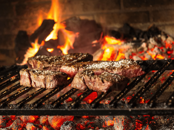 ¿Comer carne asada te puede enfermar? Esto dicen los expertos