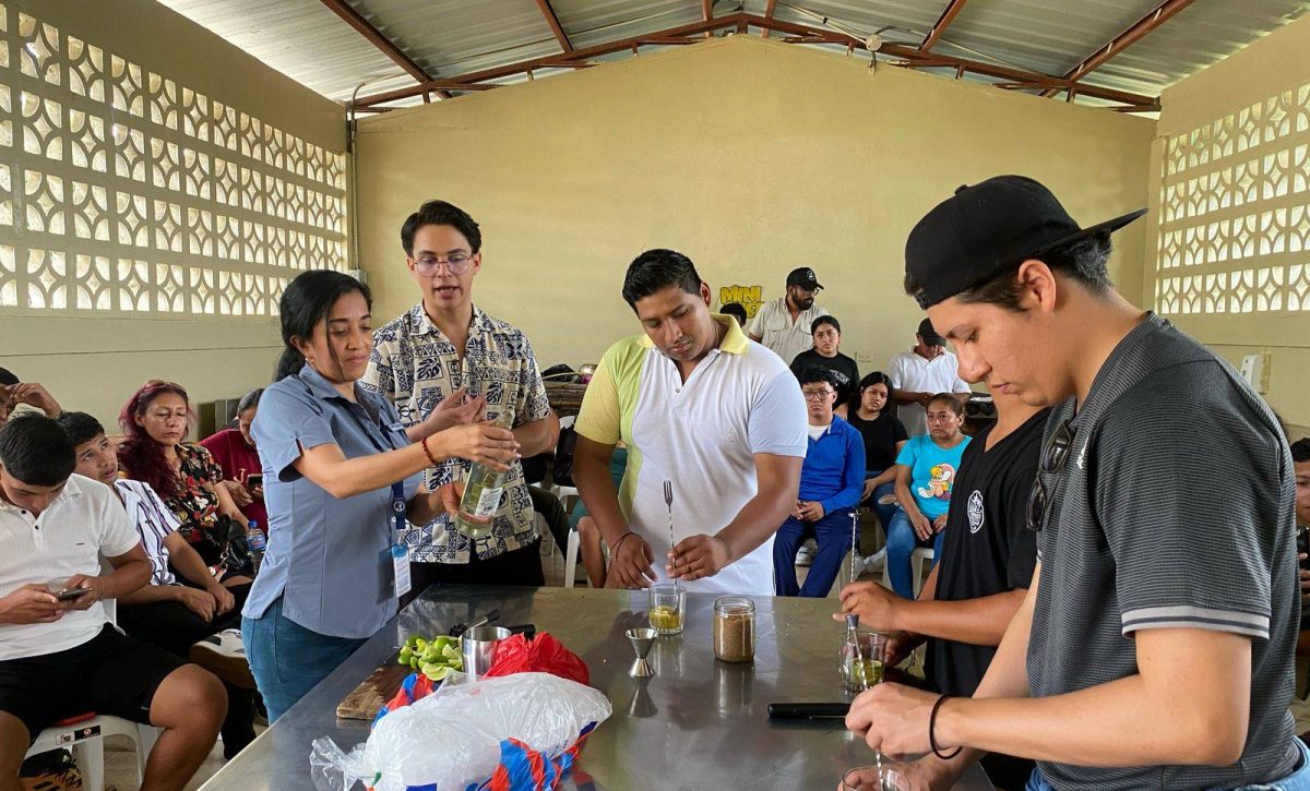 Curso de coctelería realizado en la parroquia Puerto Cayo, bajo los Proyectos Institucionales de vinculación de la ULEAM.