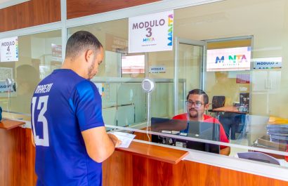 Veintiocho funcionarios administrativos de la Empresa Pública Movilidad de Manta.