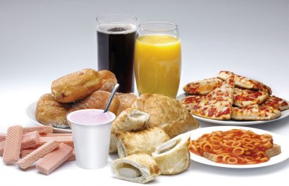 Alimentos ultraprocesados: el riesgo adictivo que preocupa a adultos mayores