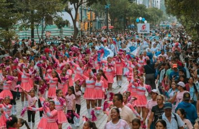 Los asistentes disfrutaron de bailes con trajes típicos y carros alegóricos durante las Fiestas Julianas en Guayaquil.