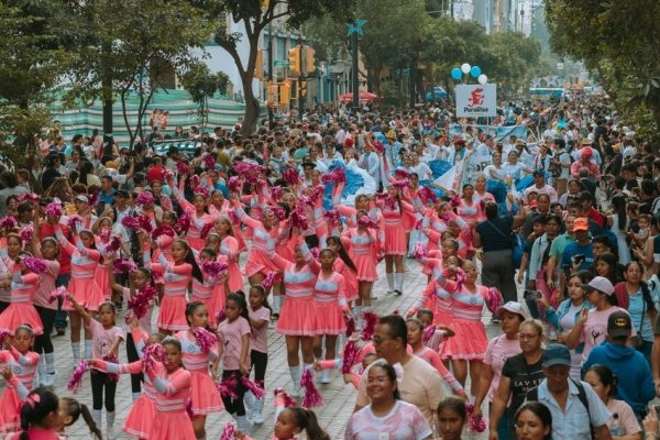 Los asistentes disfrutaron de bailes con trajes típicos y carros alegóricos durante las Fiestas Julianas en Guayaquil.