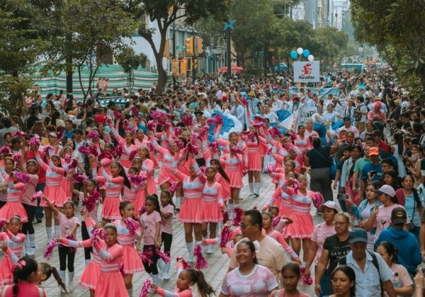 Los asistentes disfrutaron de bailes con trajes típicos y carros alegóricos durante las Fiestas Julianas en Guayaquil.