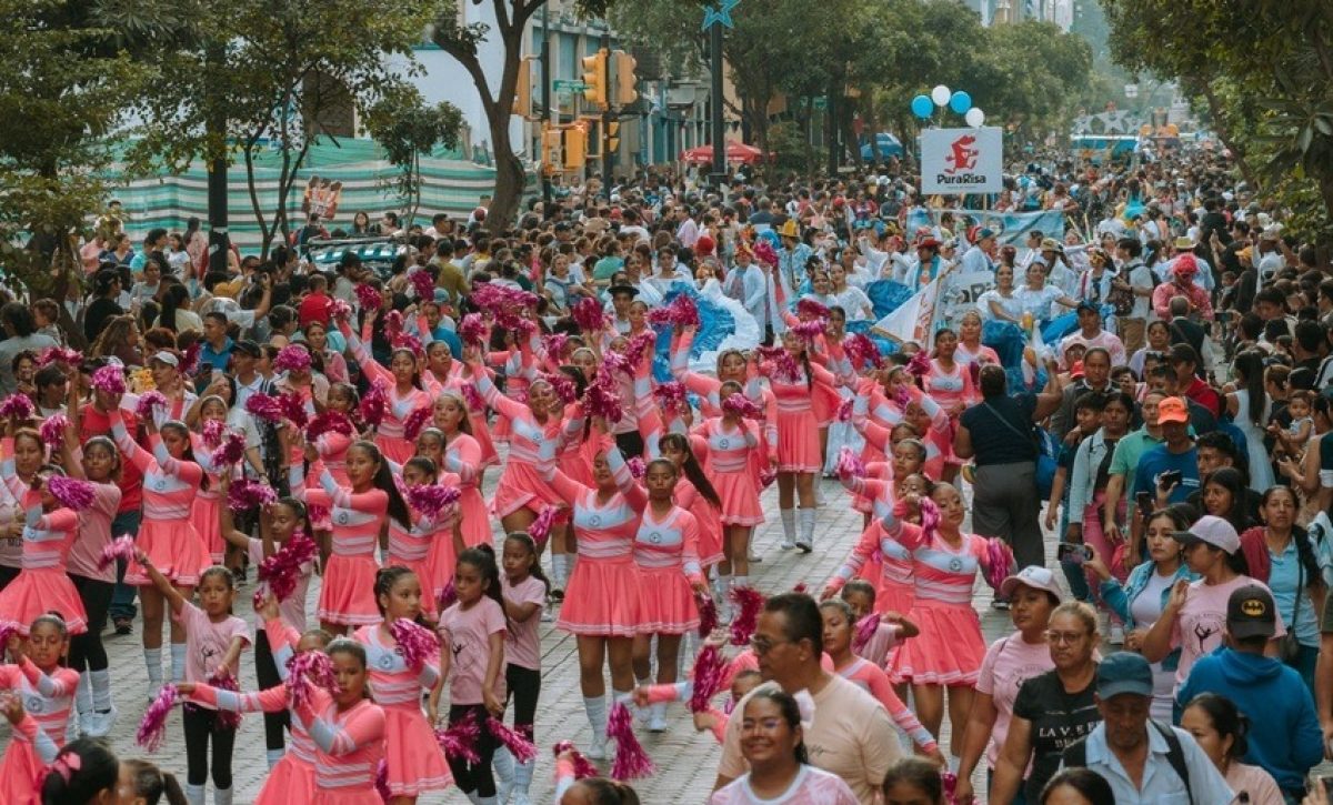 Los asistentes disfrutaron de bailes con trajes típicos y carros alegóricos durante las Fiestas Julianas en Guayaquil.