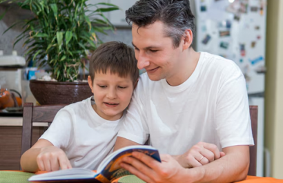 Esta es la edad recomendada para iniciar la lectura con niños, según expertos