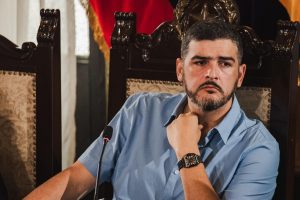 El alcalde de Guayaquil, Aquiles Alvarez, desató controversia tras publicar un video el 17 de junio de 2025.