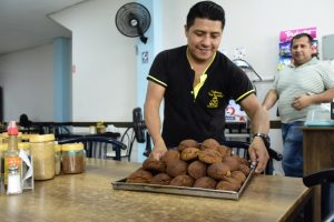 El alto precio del plátano eleva costos y reduce la producción de bolones, empanadas y corviches
