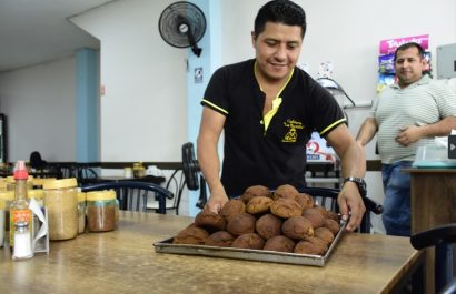 El alto precio del plátano eleva costos y reduce la producción de bolones, empanadas y corviches