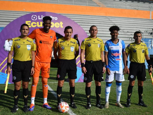 Terna arbitral a la que criticó el presidente del Manta FC Jaime Estrada.
