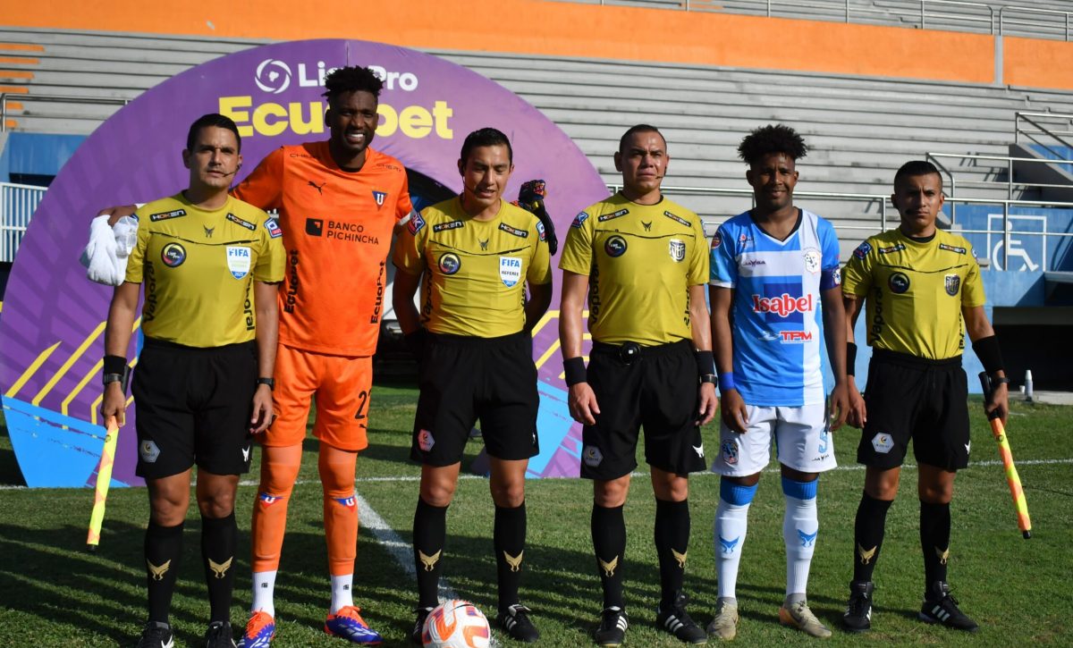 Terna arbitral a la que criticó el presidente del Manta FC Jaime Estrada.