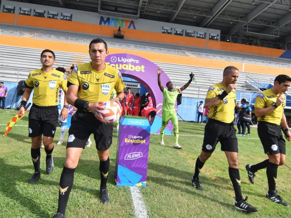 Árbitros de Liga Pro.