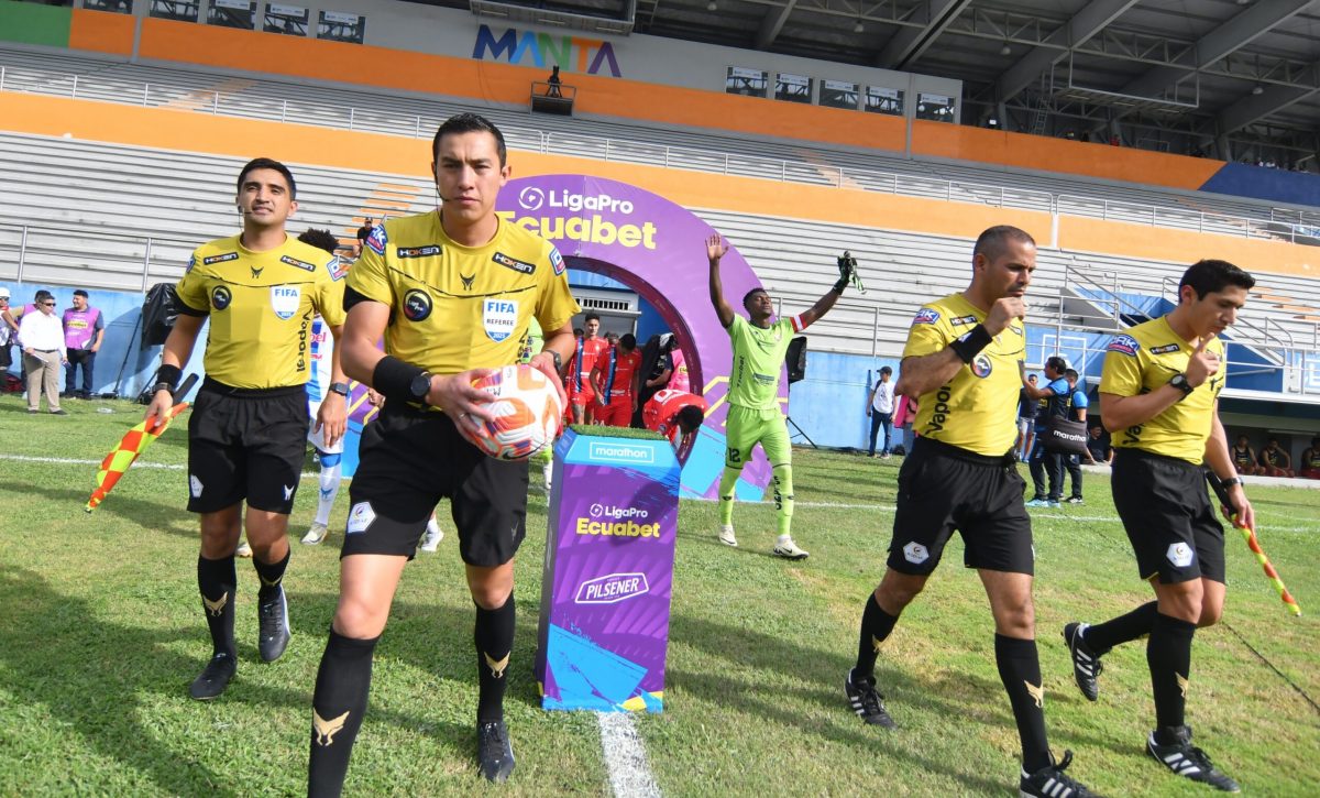 Árbitros de Liga Pro.