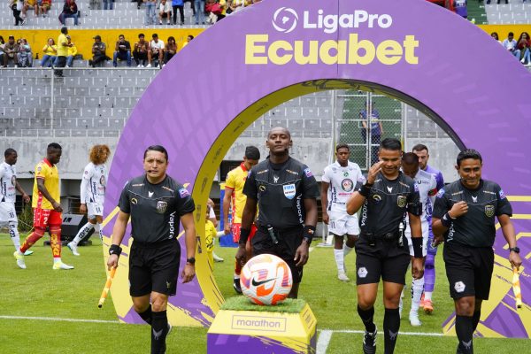 Árbitros de la Liga Pro.