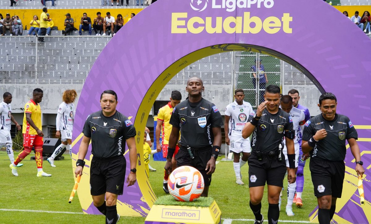 Árbitros de la Liga Pro.