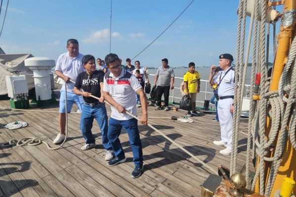 Los recorridos guiados en el buque ofrecen una ventana al pasado y presente de la Armada ecuatoriana.