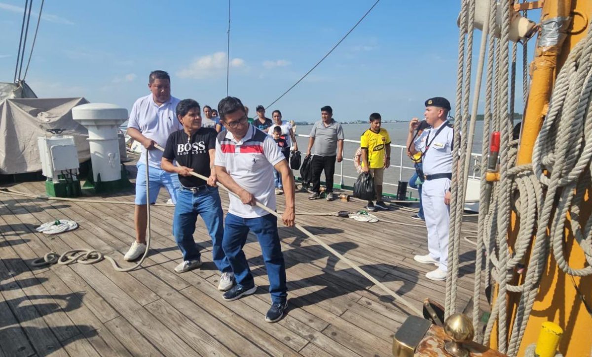 Los recorridos guiados en el buque ofrecen una ventana al pasado y presente de la Armada ecuatoriana.