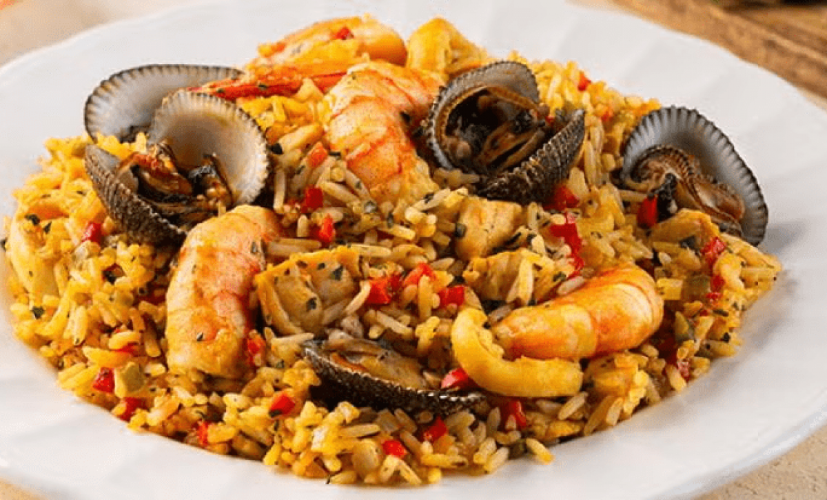 El arroz marinero, una receta emblemática de la cocina costeña de Ecuador