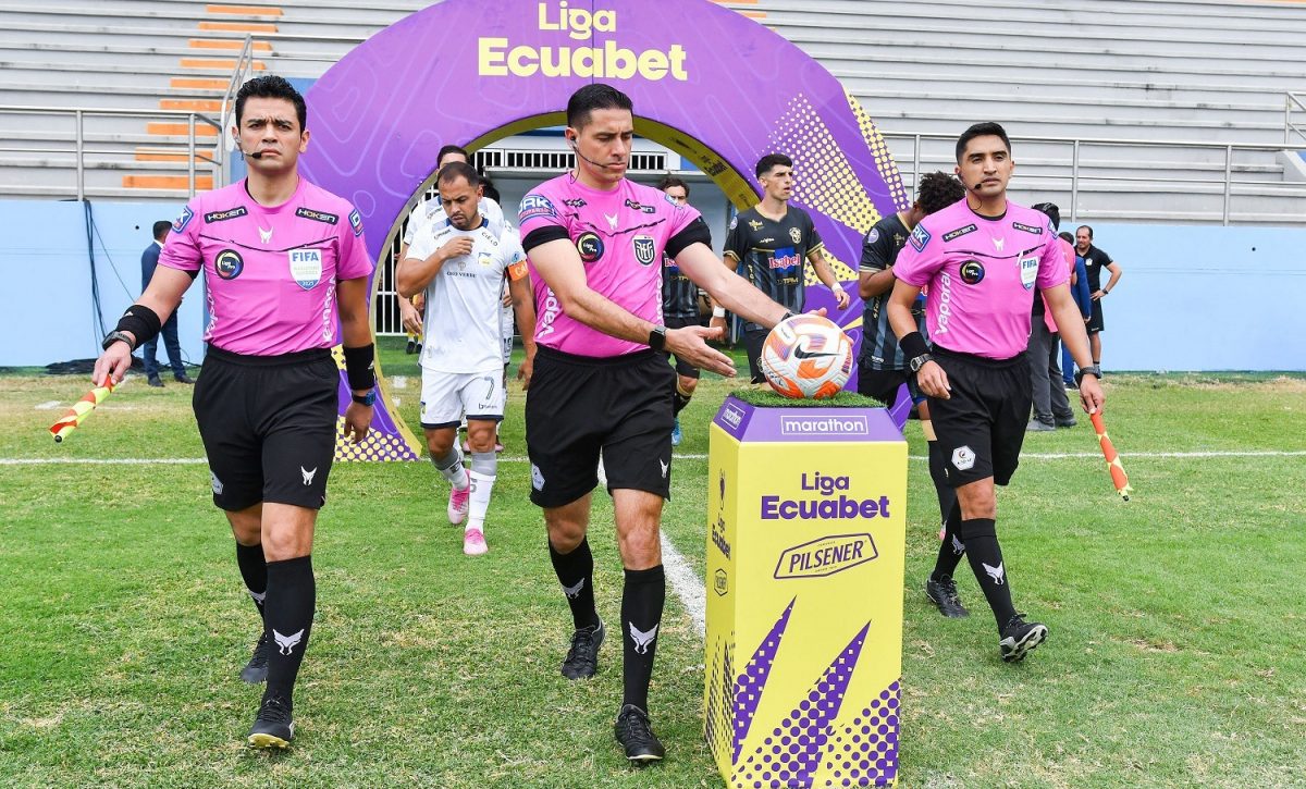Árbitros de la Liga Pro.