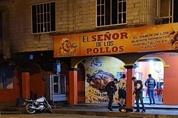 Comerciante y cliente asesinados en ataque armado en asadero de pollos