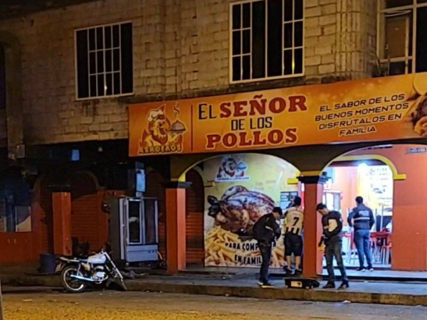 Comerciante y cliente asesinados en ataque armado en asadero de pollos