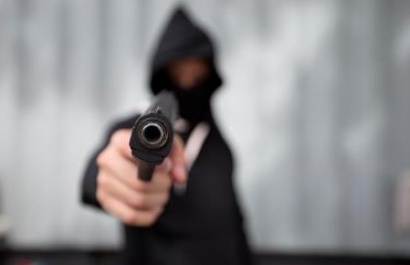 Todo quedó grabado: sujeto armado asalta restaurante en Machala
