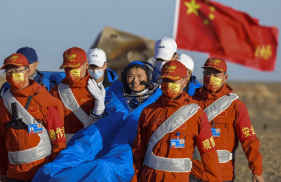 Regresan a la Tierra los tres astronautas chinos de la misión Shenzhou-19 tras seis meses en órbita
