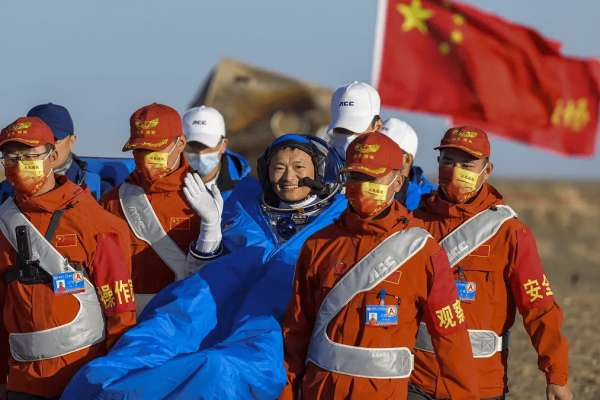 Regresan a la Tierra los tres astronautas chinos de la misión Shenzhou-19 tras seis meses en órbita