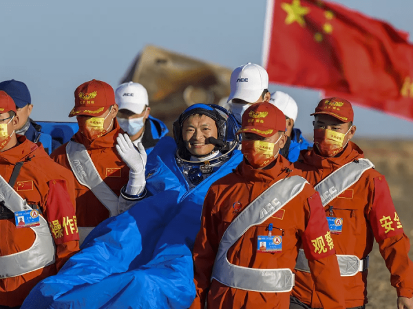 Regresan a la Tierra los tres astronautas chinos de la misión Shenzhou-19 tras seis meses en órbita