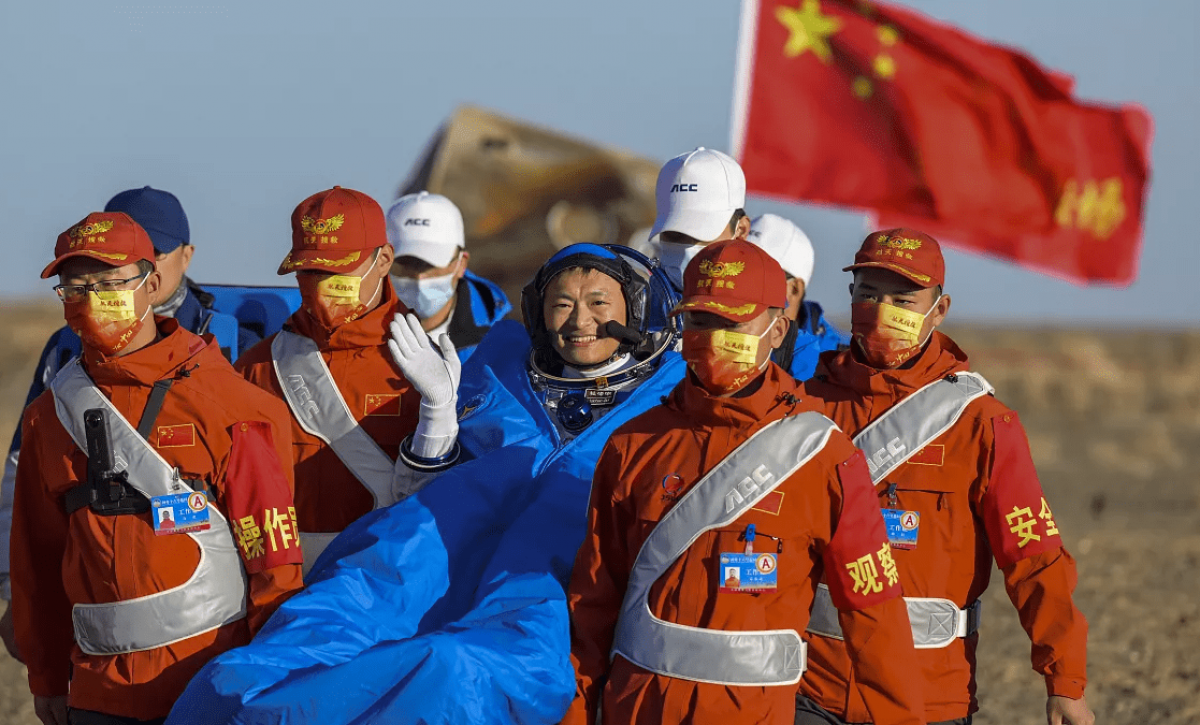 Regresan a la Tierra los tres astronautas chinos de la misión Shenzhou-19 tras seis meses en órbita