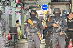 La Policía Nacional desplegará 60 uniformados para patrullar La Bahía en Guayaquil tras un ataque con explosivos que dañó seis módulos.