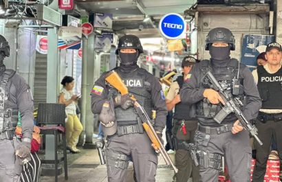 La Policía Nacional desplegará 60 uniformados para patrullar La Bahía en Guayaquil tras un ataque con explosivos que dañó seis módulos.